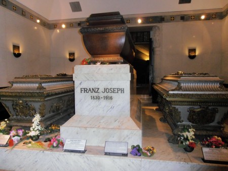 Les tombes de Sissi, de François-Joseph et de leur fils Rodolphe dans la crypte impériale