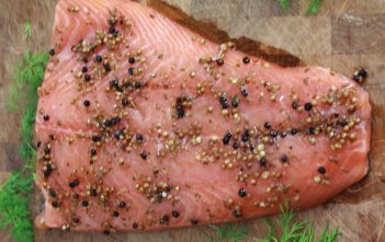 Recette de Saumon Gravlax mariné aux baies et à la vodka (Cuisine scandinave) Saumon gravlax marine aux baies