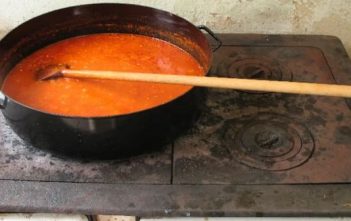 Recette du Ajvar, le “caviar rouge des Balkans” ; purée de poivrons et d’aubergines ajvar sur la cuisinière