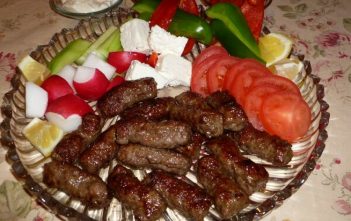 Recette des Cevapcici serbes ; rouleaux de viande hachée épicée typiques des Balkans recette cevapcici cuisine serbe
