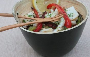 Calamars à la plancha aux poivrons et chorizo ; un hit des tapas de l’été (recette basque) chipirons a la plancha au chorizo