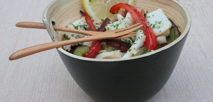 Calamars à la plancha aux poivrons et chorizo ; un hit des tapas de l’été (recette basque) chipirons a la plancha au chorizo