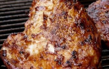 Recette de Poulet cuit au barbecue parfumé aux trois saveurs poulet cuit au barbecue aux 3 saveurs