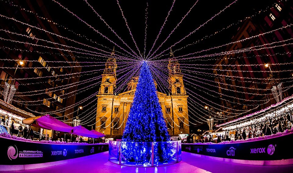 Budapest pendant les fêtes de Noël patinoire et église saint étienne