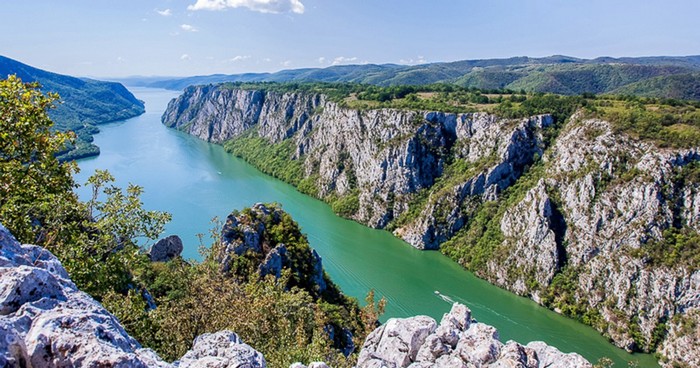Die Djerdap Gorge im Nationalpark Đerdap in Serbien, bekannt unter „Eisernes Tor", ist ein über 130km langes Tal, durch das sich die Donau schlängelt