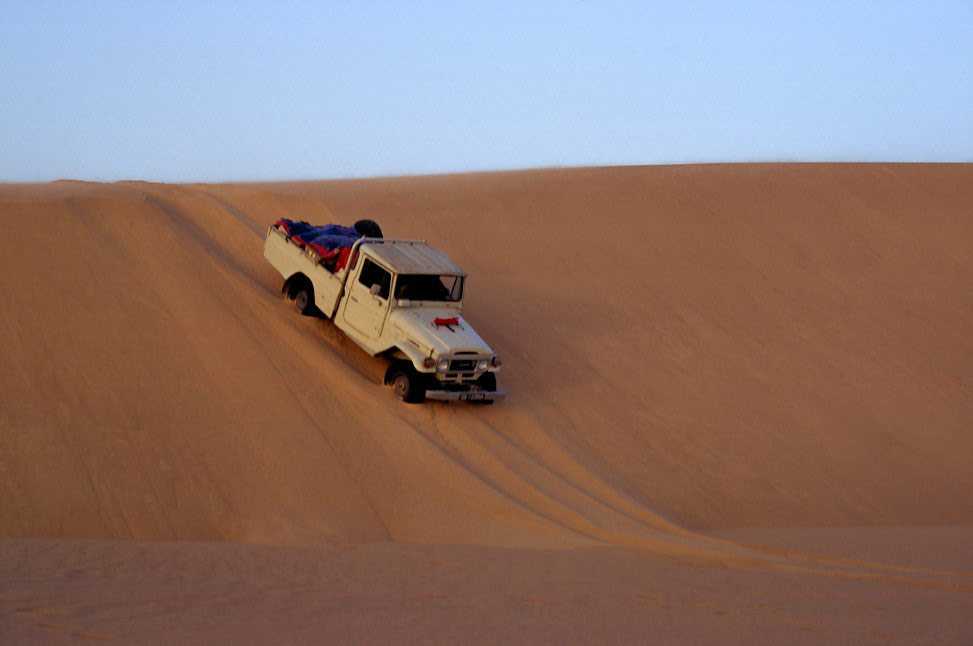 Franchissement acrobatique d'une dune dans l'erg du Djourab