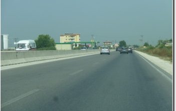 Quel est l’état des routes en Albanie? (Guide Voyage Albanie) Autoroute entre Lushnja et Rrogozhina