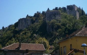 Stolac ; synthèse de l’histoire de la Bosnie Herzégovine et mémoire des Bogomiles Forteresse de Stolac Photo: Antidiskriminator sous licence CC BY-SA 3.0 (Wikimedia Commons)