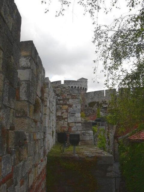 Fortifications de Kalemegdan derrière l'église Ruzica
