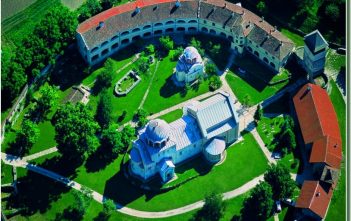 Monastère Studenica ; centre majeur de la spiritualité serbe Monastere Studenica vue aerienne