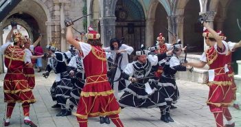 Korcula : Moreska, une tradition de l’île des chevaliers (Guide Croatie Tourisme) Moreska à Korcula danses des épées et chevaliers