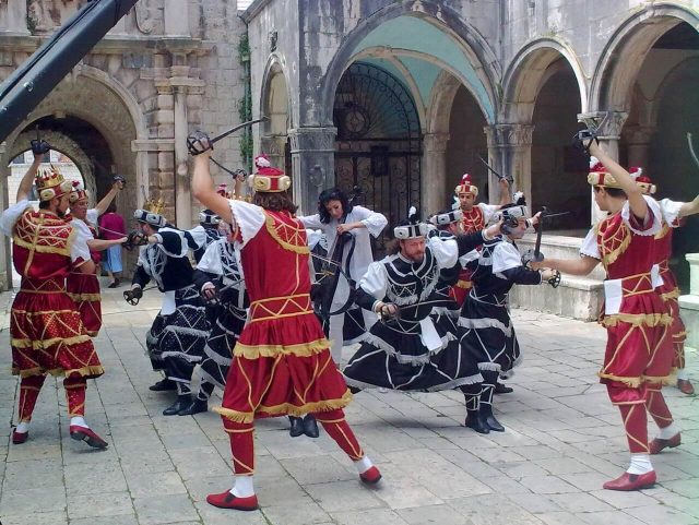 Moreska à Korcula danses des épées et chevaliers