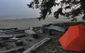 Camping sauvage en Croatie : est-ce autorisé? camping sauvage dormir sous la tente sur une plage