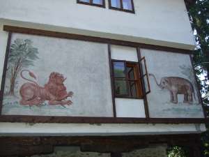 éléphant et lion sur une façade en Bulgarie près de Trojan
