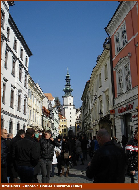 Bratislava clocher et rue animée