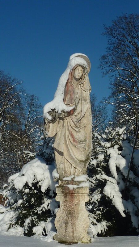 Cimetiere Westfriedhof Munich Statue de vierge en pierre