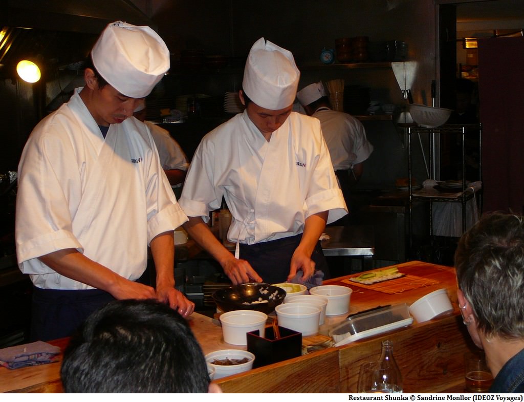 Cuisiniers préparant les repas au restaurant Shunka à Barcelone
