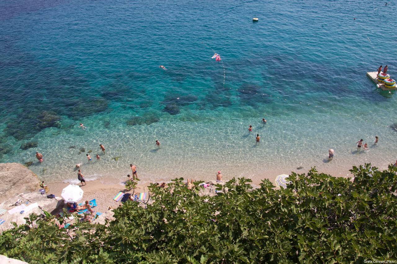Eau turquoise à la plage de Banje à Dubrovnik