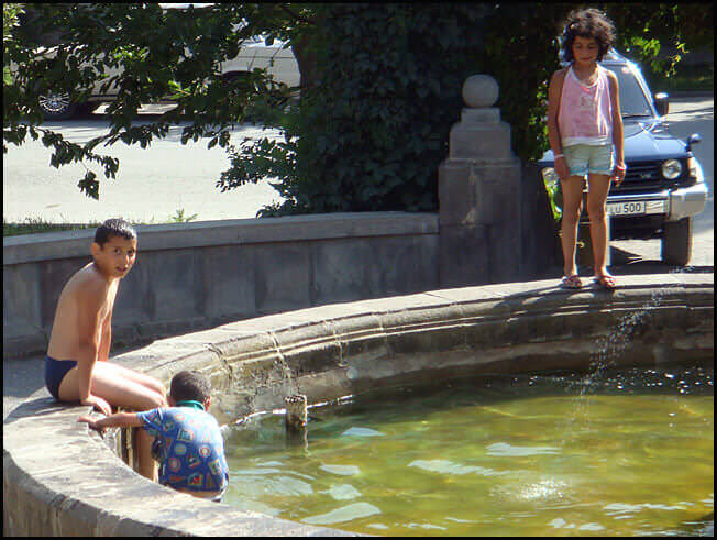 Hotel sissian enfants jouant dans la fontaine
