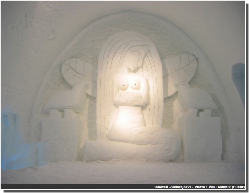 Ishotell Jukkasjarvi statue de femme