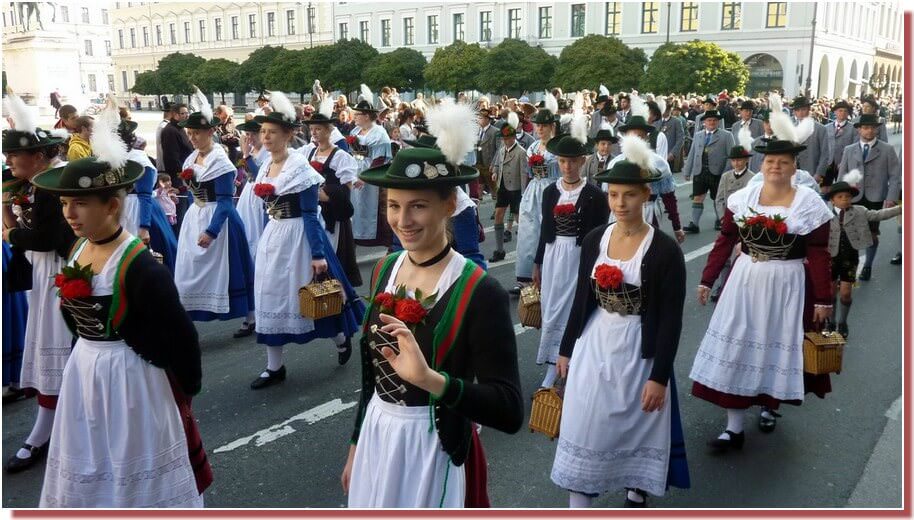 oktoberfest munich defile des jeunes filles en costumes traditionnels bavarois