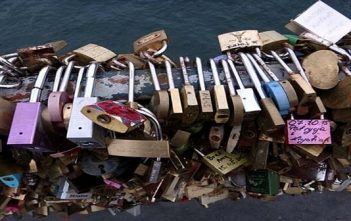 Les cadenas des amants du Pont des Arts (Guide Paris Tourisme) Paris cadenas du pont des arts