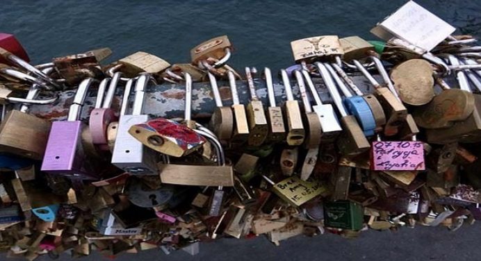 Les Cadenas Des Amants Du Pont Des Arts Guide Paris Tourisme