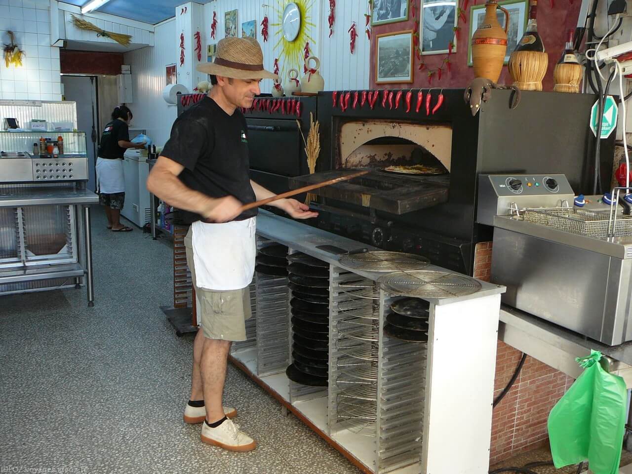 Patrick pizzaiolo derrière les fourneaux de la pizzeria portofino à Port la nouvelle