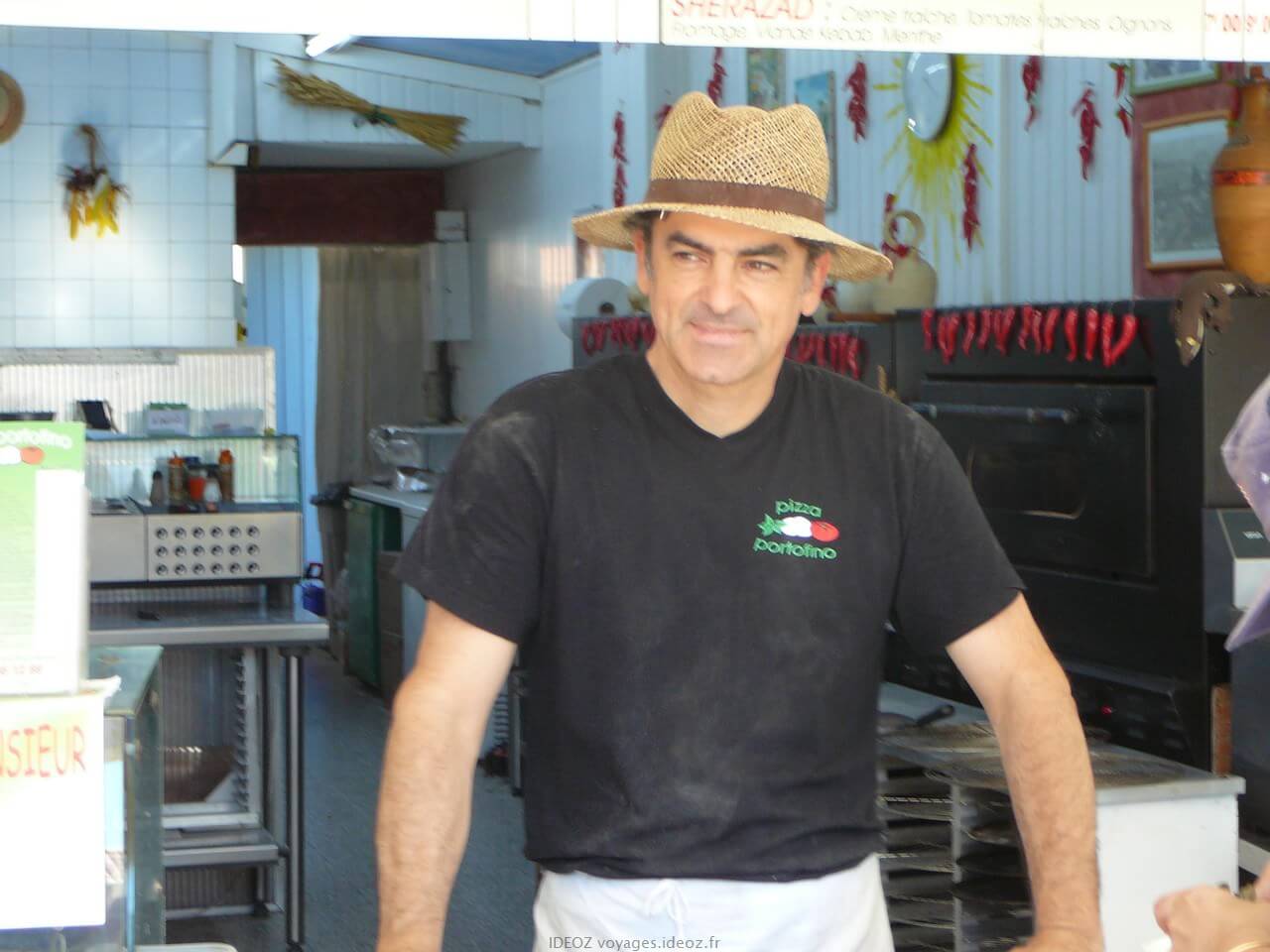 Patrick pizzaiolo à la pizzeria portofino à Port la nouvelle