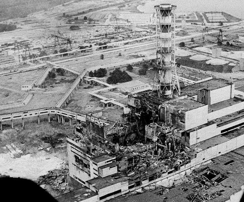 Photo du réacteur 4 de Tchernobyl quelques jours après la catastrophe le 26 avril 1986