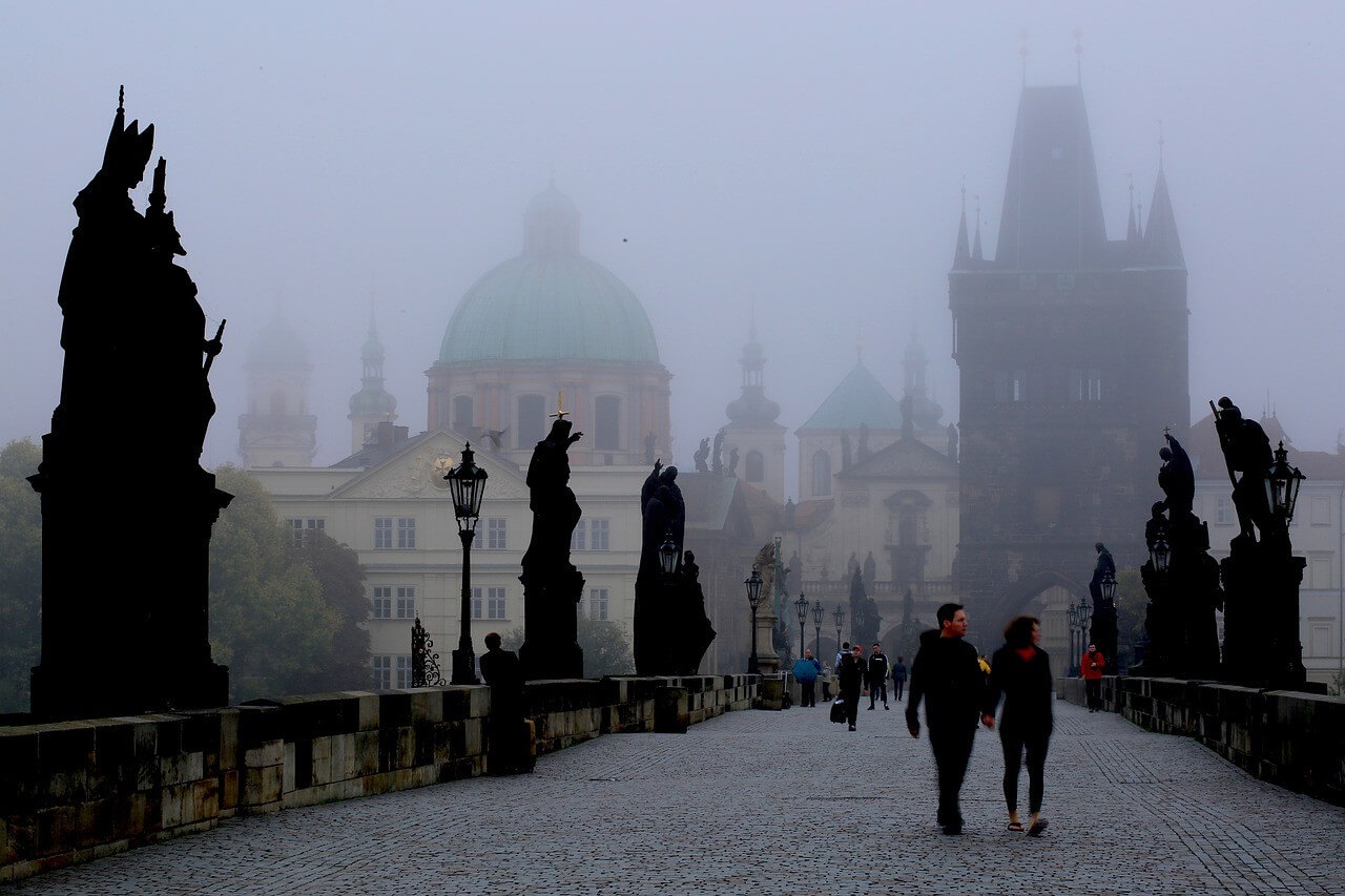 Prague Pont charles dans le brouillard