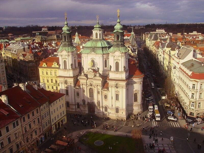 Prague église saint Nicolas depuis la tour de l'horloge astronomique