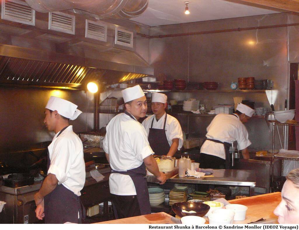Restaurant shunka cuisiniers en train de préparer les plats japonais