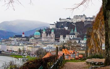 Impressions de Salzbourg : quand les voies de Mozart mènent leur chemin Salzbourg panorama sous le ciel gris