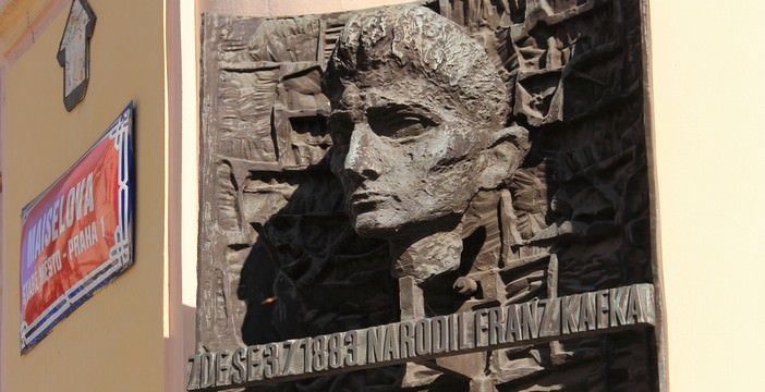 sculpture de Kafka sur la facade de sa maison natale