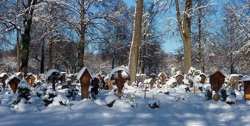 Tombes et crucifix en bois Westfriedhof cimetiere de l'ouest à Munich