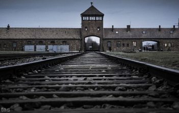Auschwitz, triomphe du Diable ? auschwitz voie ferrée
