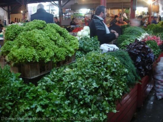 bazar de Kutaisi vendeurs de persils et salades