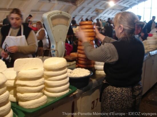 bazar de Kutaisi vendeuse de fromages georgiens