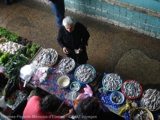 bazar de Kutaisi vendeuse de poissons