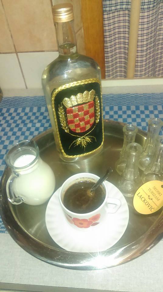 café au rakija chez Lackovic en Slavonie Baranja