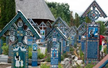 Les Maramures ; terre profonde et authentique de Roumanie cimetière joyeux en Roumanie