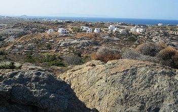 Naxos, presqu’île de Prokopios et plage d’Agia Anna dans les Cyclades cyclades naxos maisonnettes blanches