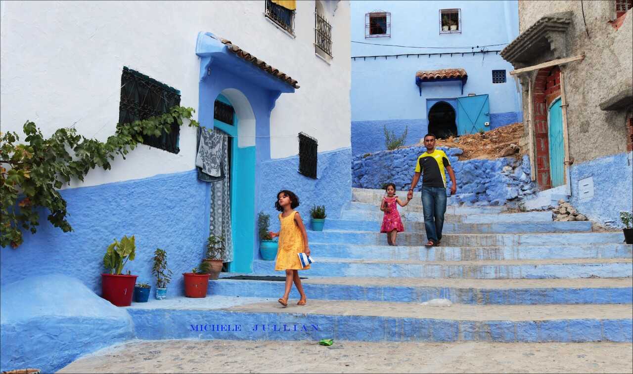 enfants dans les rues de chefchaouen