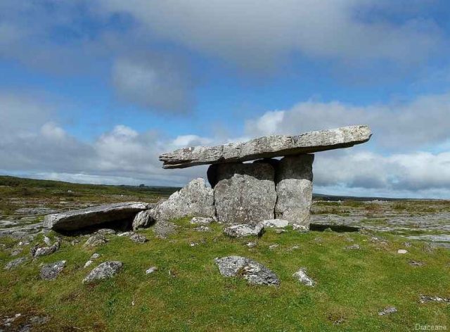 poll na bron dolmen irlande
