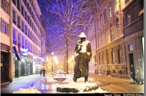 statue sous la neige zagreb en hiver