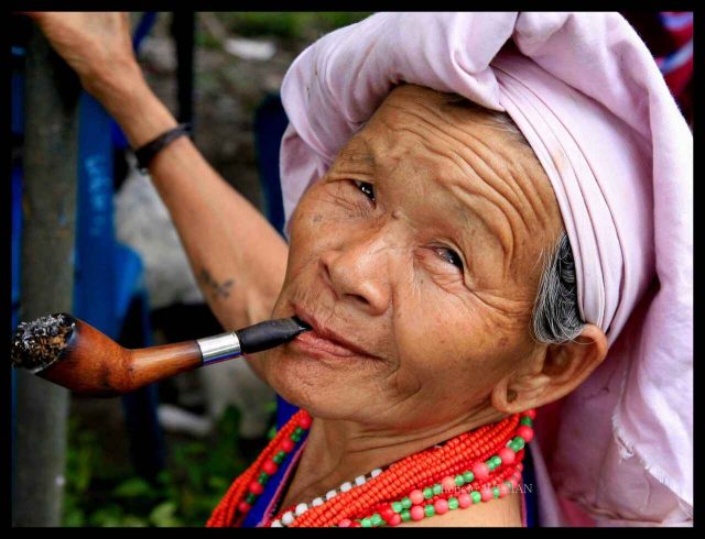 vieille femme fumant la pipe en birmanie