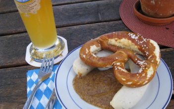 Weisswurst ; la saucisse blanche typique de Munich (Cuisine bavaroise) weisswurst biere