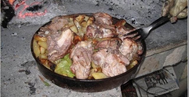 peka du biokovo plat de viandes cuites sous la cloche