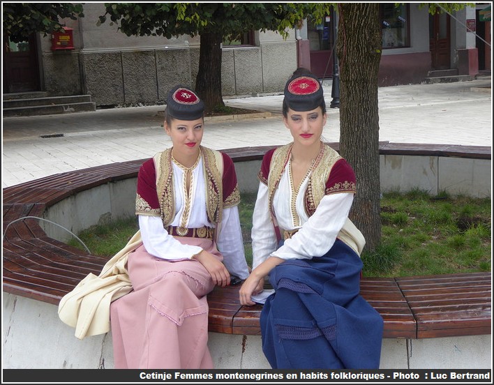 Cetinje femmes du Montenegro en habit folklorique